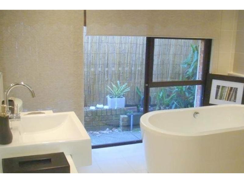 * Victoria Avenue, Willoughby NSW 2068