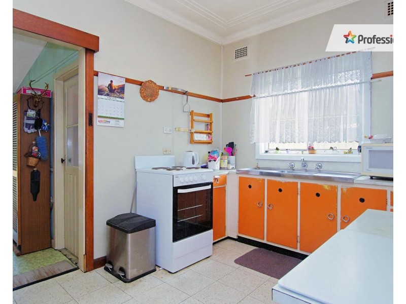 6 Bell Crescent, Fairfield NSW 2165