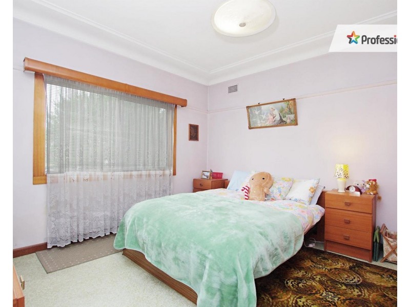 6 Bell Crescent, Fairfield NSW 2165