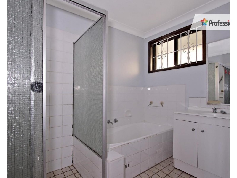 4 Ona Close, Bossley Park NSW 2176