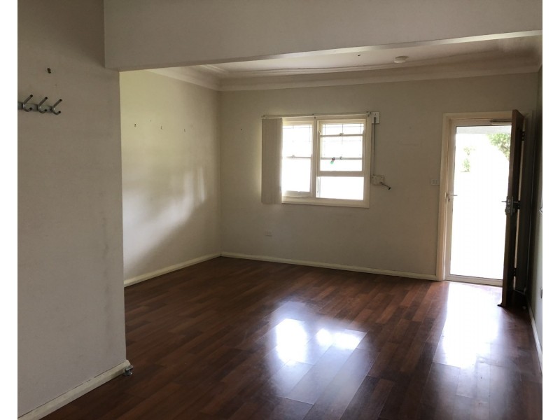 8 Thomas Street, Fairfield NSW 2165