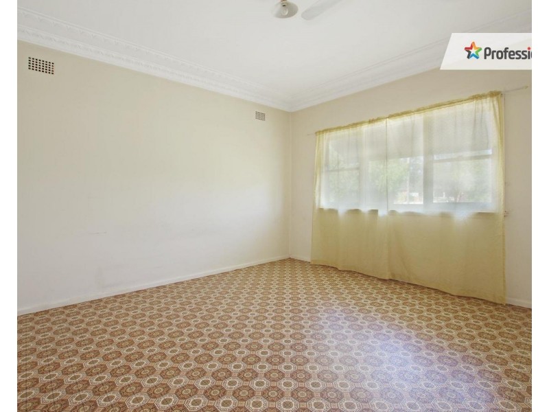 121 King Road, Fairfield West NSW 2165