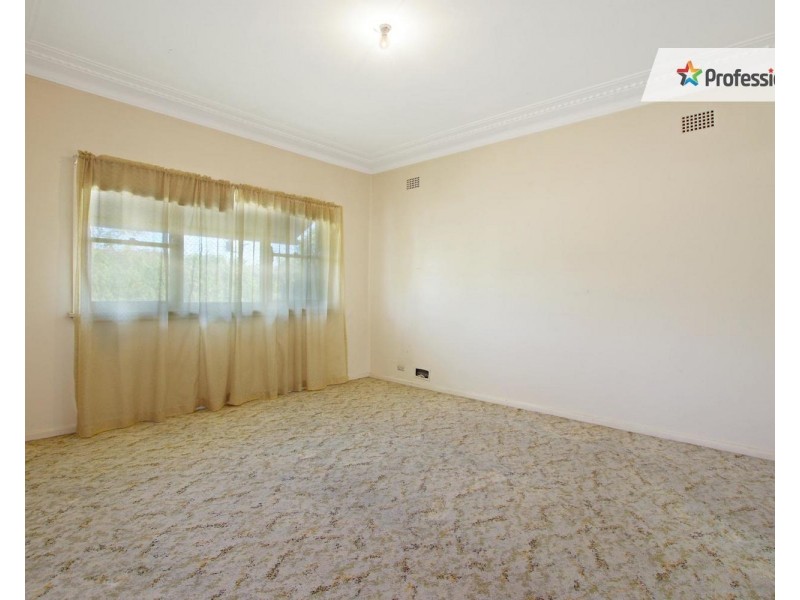 121 King Road, Fairfield West NSW 2165