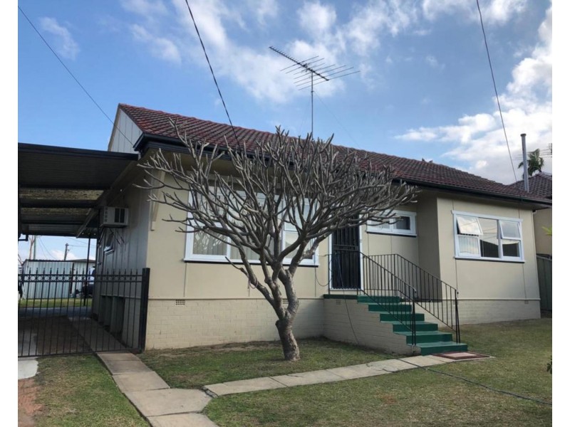 8 Benelong Avenue, Smithfield NSW 2164