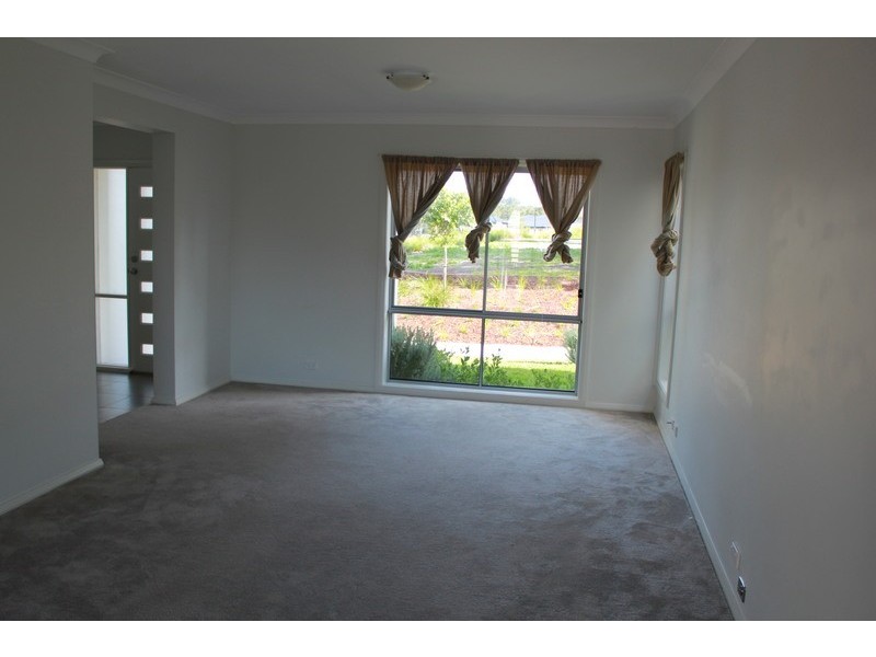 9 Garret Lane, Middleton Grange NSW 2171