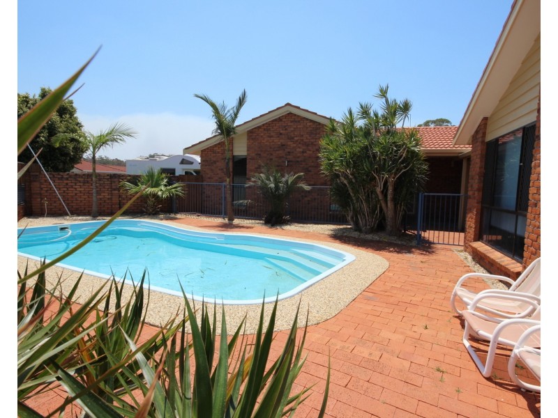 25 Woodward Place, Tuncurry NSW 2428