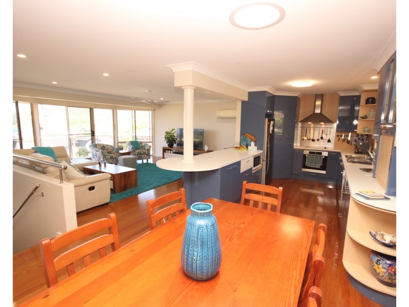 11 Lakeview Crescent, Forster NSW 2428