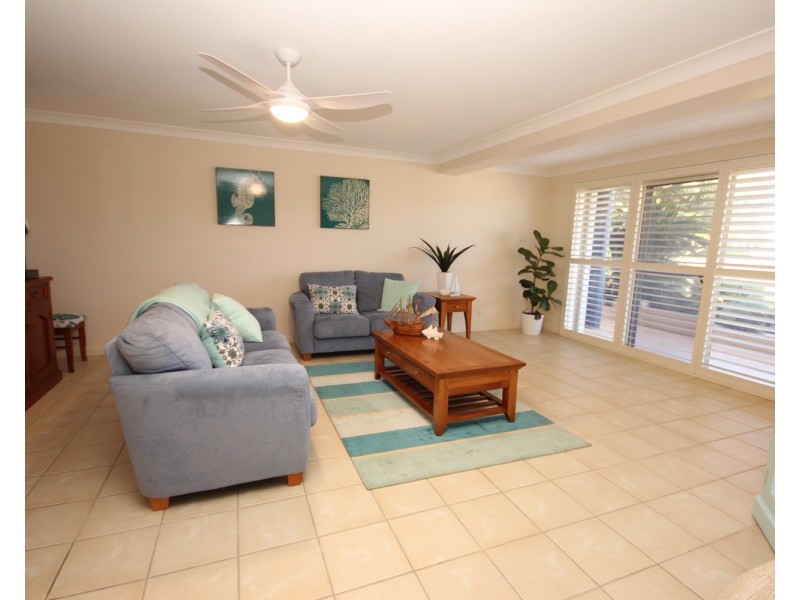 11 Lakeview Crescent, Forster NSW 2428