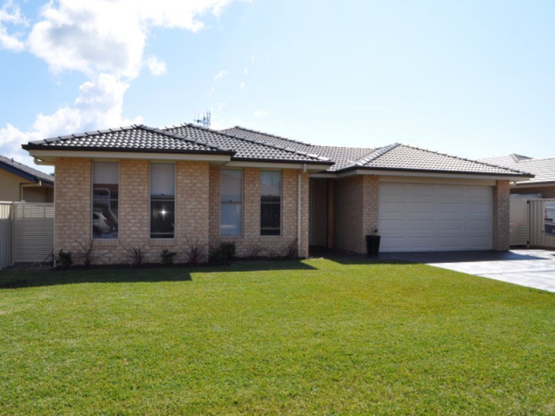 43 Wamara Crescent, Forster NSW 2428