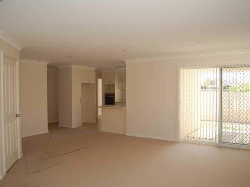 2/21 Robina Grove, Forster NSW 2428