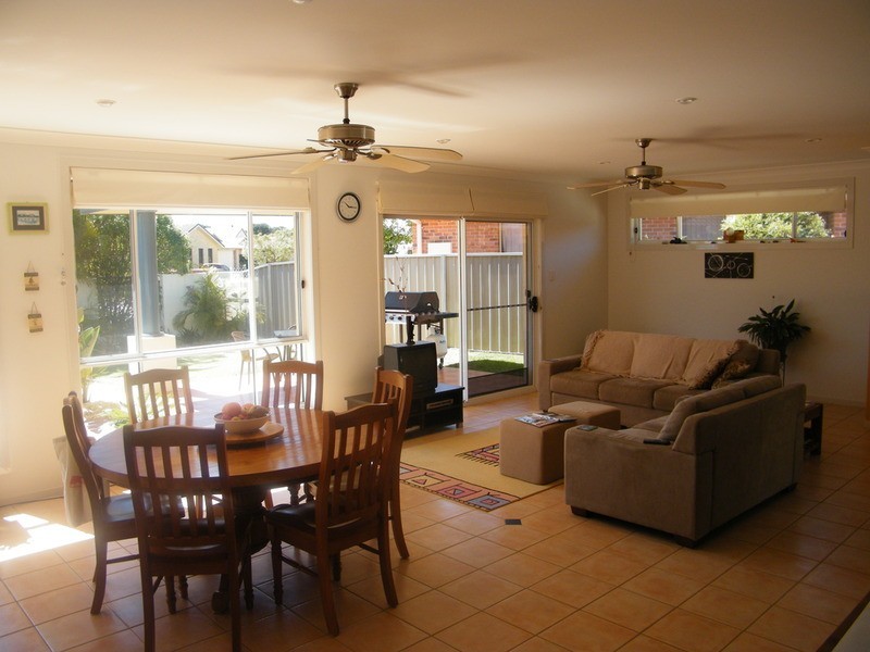 6 Caleyi  Crescent, Tuncurry NSW 2428