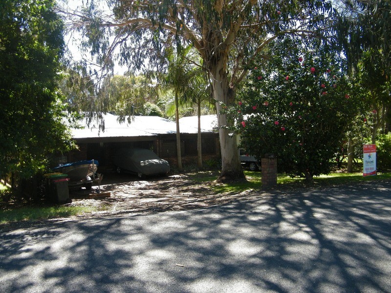 8 Seabreeze Parade, Green Point NSW 2428