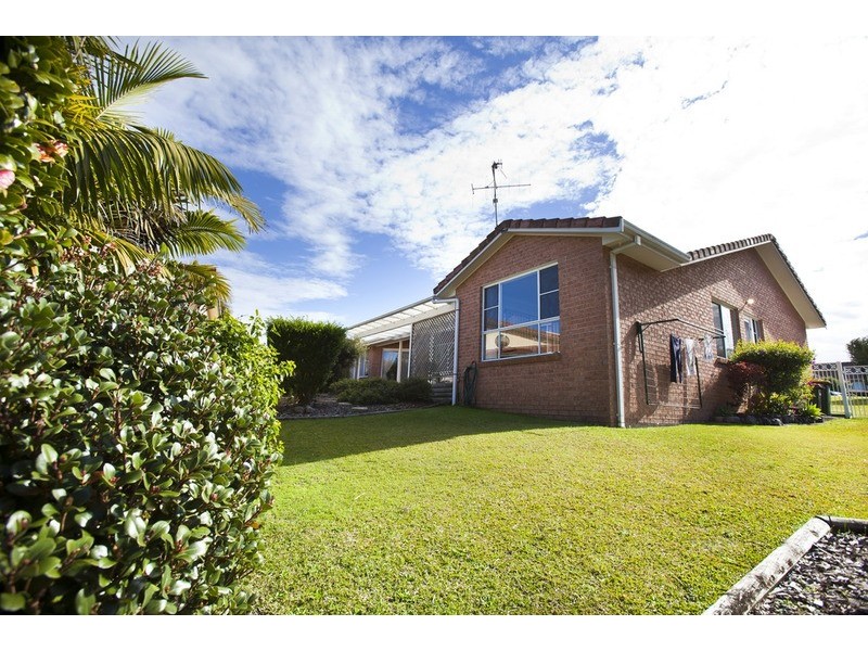 8 Lutea  Place, Forster NSW 2428