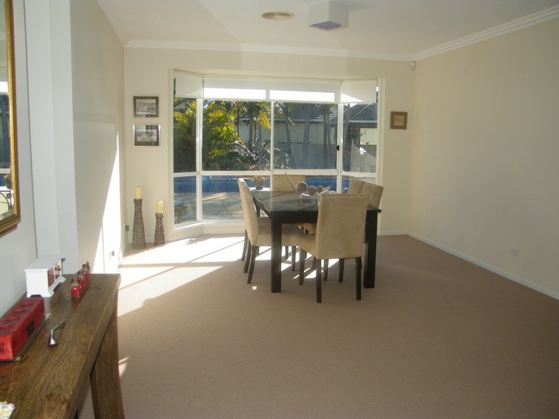 8 Fleeting Place, Tuncurry NSW 2428