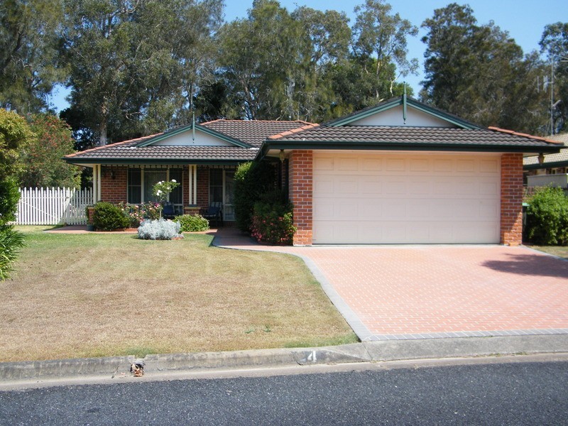 4 Lachlan Avenue, Tuncurry NSW 2428