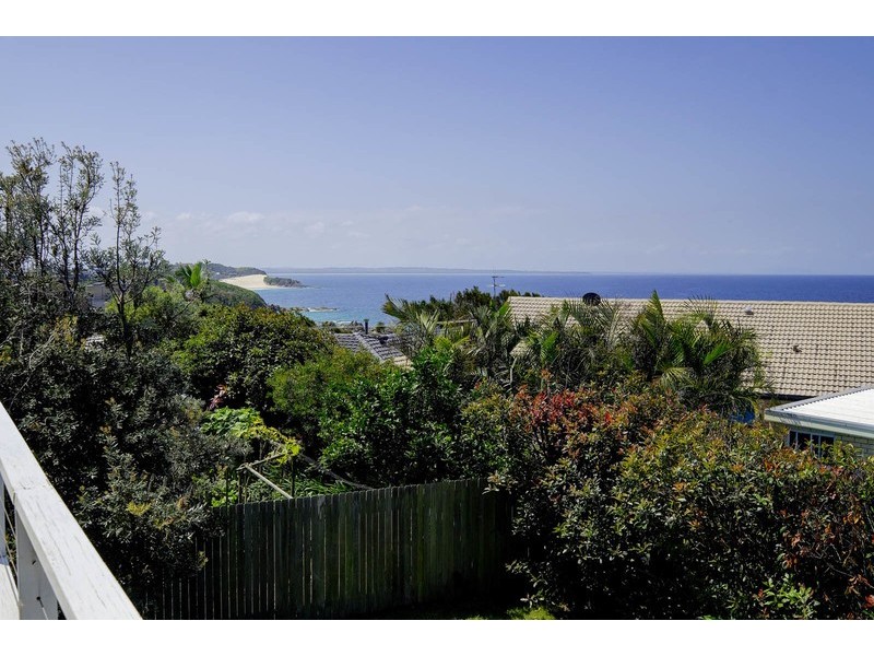 84 Lakeview Crescent, Forster NSW 2428