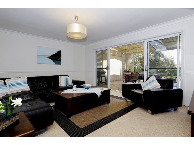 84 Lakeview Crescent, Forster NSW 2428