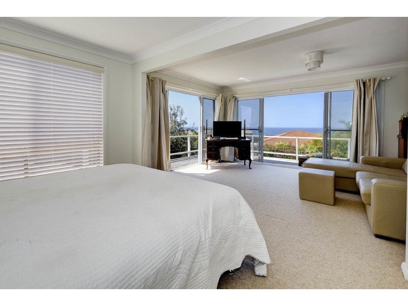 84 Lakeview Crescent, Forster NSW 2428