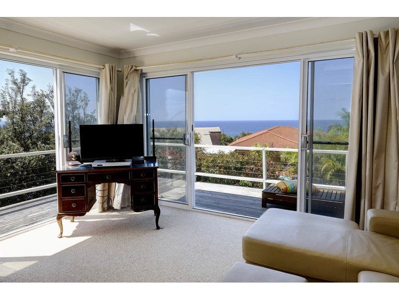 84 Lakeview Crescent, Forster NSW 2428