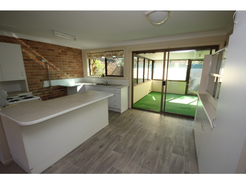 2/3 Fairway Crescent, Forster NSW 2428