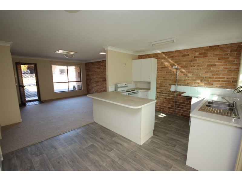 2/3 Fairway Crescent, Forster NSW 2428