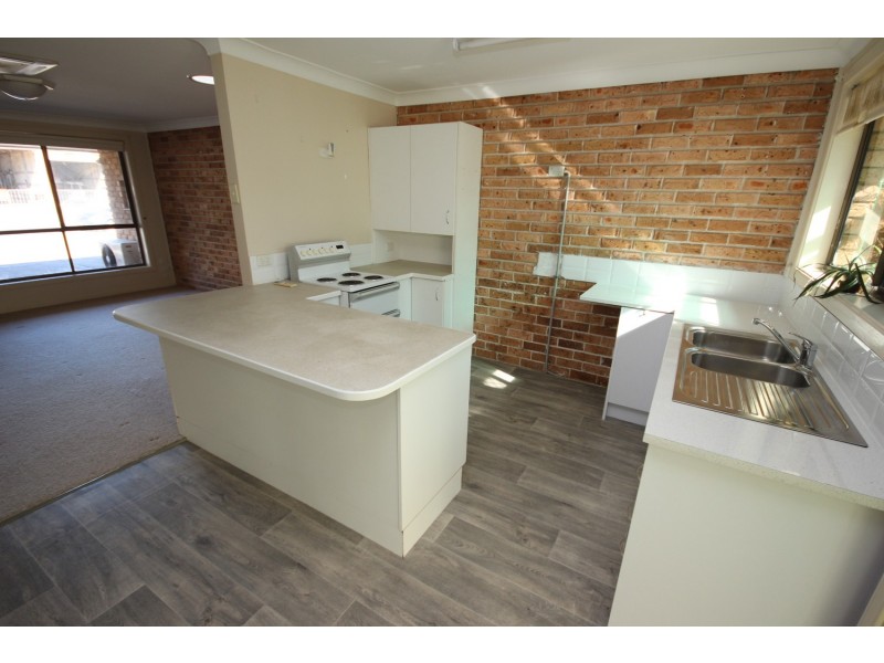 2/3 Fairway Crescent, Forster NSW 2428