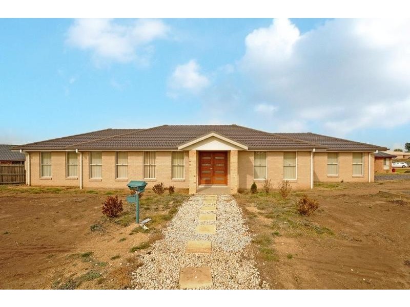 17 Barry Crescent, Goulburn NSW 2580
