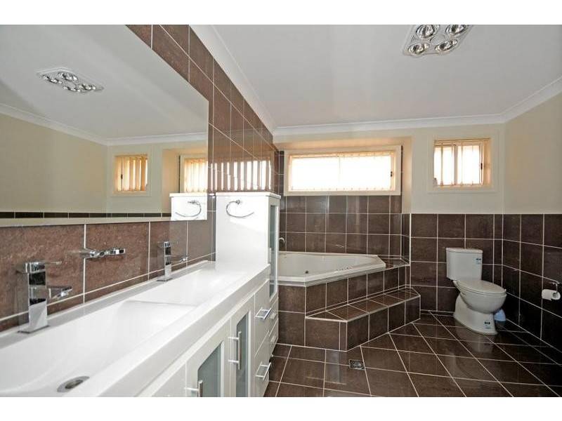 17 Barry Crescent, Goulburn NSW 2580