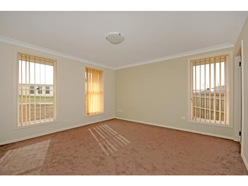 17 Barry Crescent, Goulburn NSW 2580