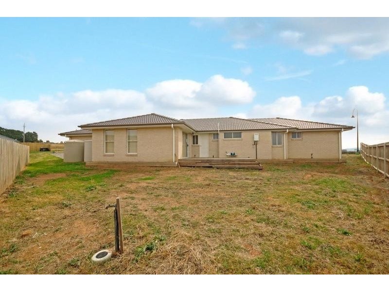 17 Barry Crescent, Goulburn NSW 2580