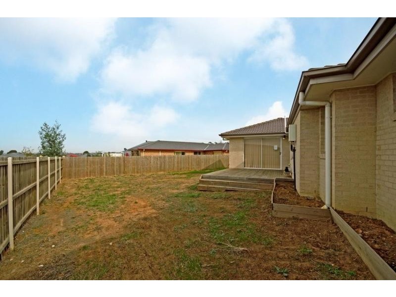 17 Barry Crescent, Goulburn NSW 2580