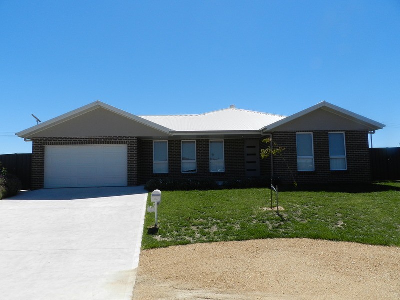 11 Benjamin Place, Goulburn NSW 2580