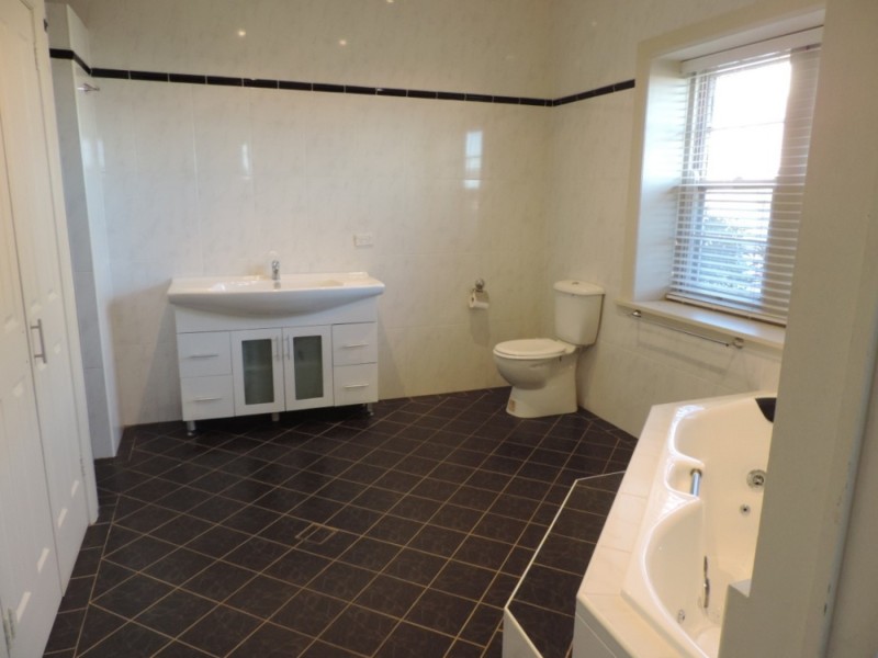 57 Clinton Street, Goulburn NSW 2580