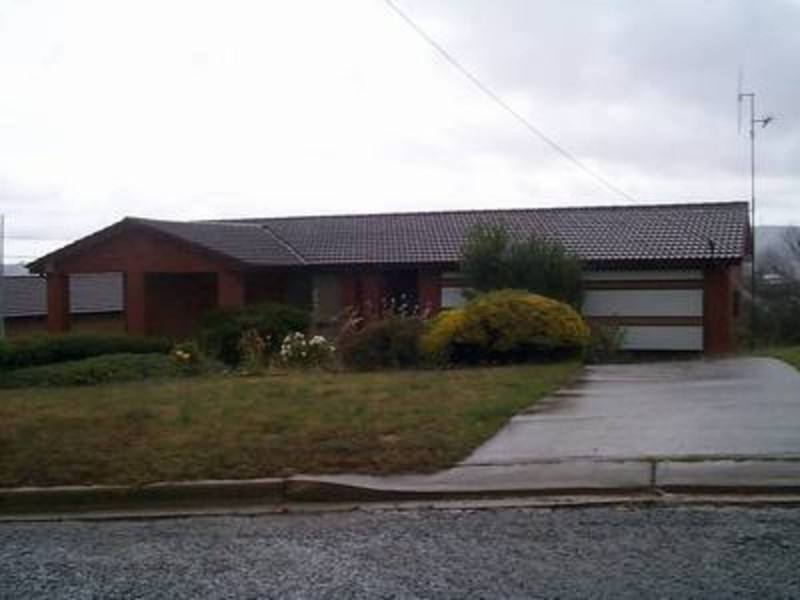 4 Benbullen Place, Goulburn NSW 2580