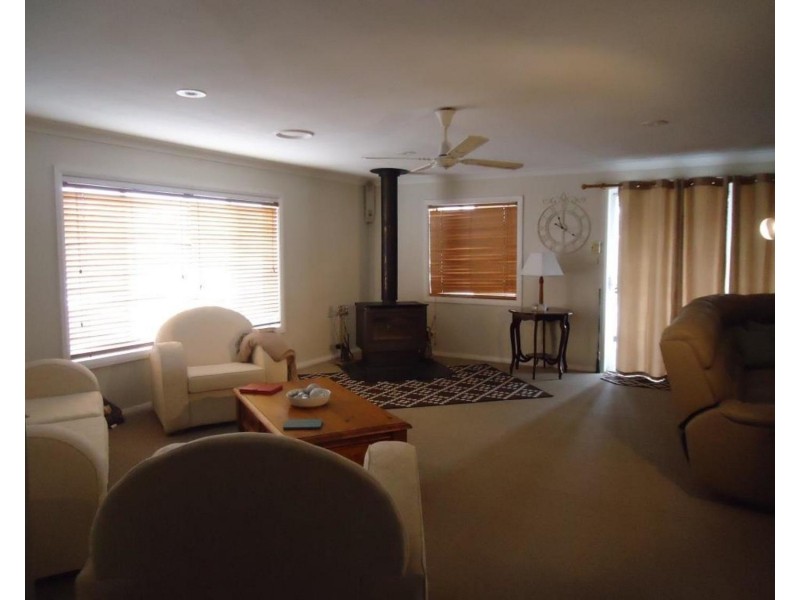 6 Robertson Street, Crookwell NSW 2583