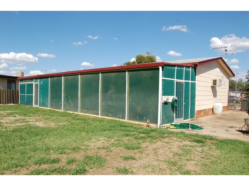 4 Brooks Crescent, Darlington Point NSW 2706