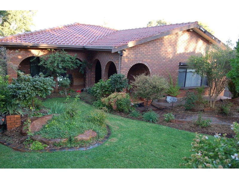 21 Lawford Crescent, Griffith NSW 2680