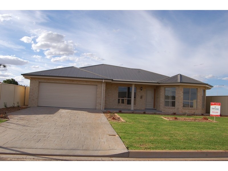 51 Brooks Crescent, Griffith NSW 2680