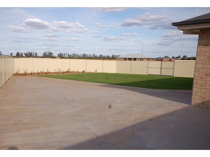 51 Brooks Crescent, Griffith NSW 2680