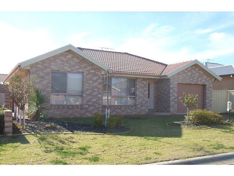 12 Theeuff Place, Griffith NSW 2680