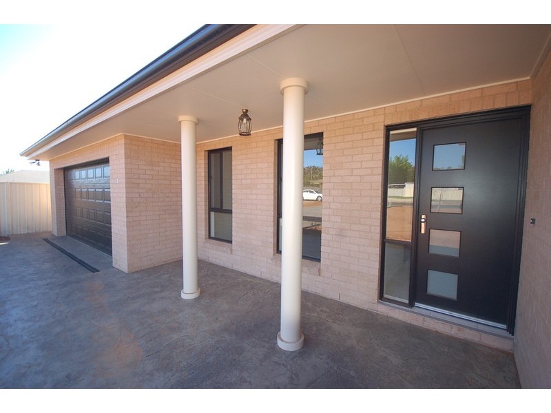 81 Clifton Boulevard, Griffith NSW 2680