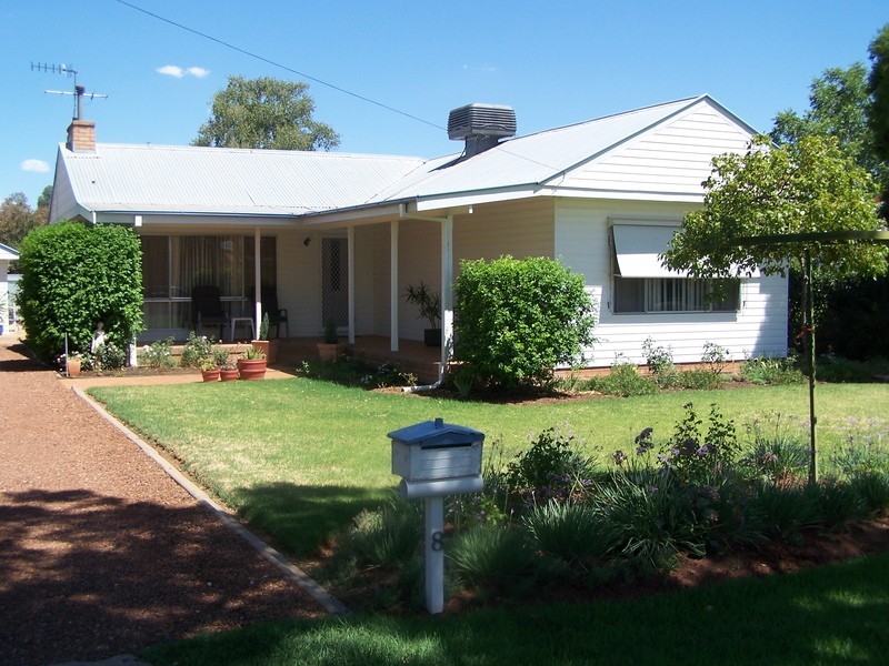 8 Lawson Crescent, Griffith NSW 2680