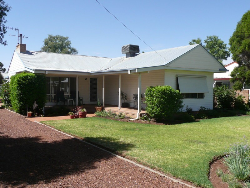 8 Lawson Crescent, Griffith NSW 2680