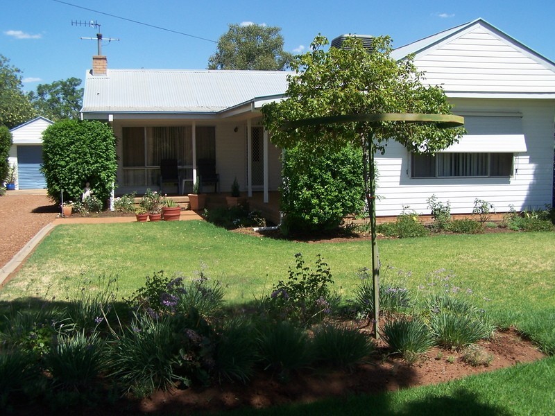 8 Lawson Crescent, Griffith NSW 2680