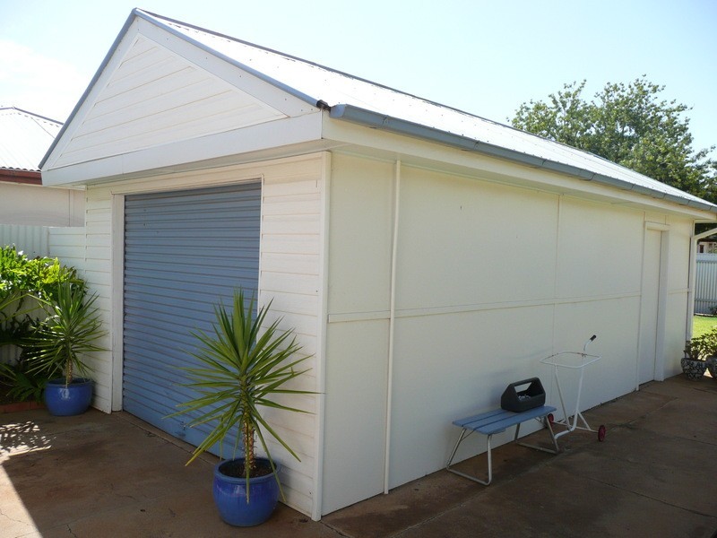 8 Lawson Crescent, Griffith NSW 2680