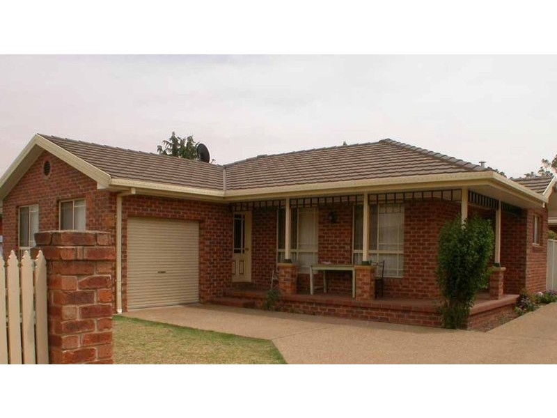 2/213 Wakaden Street, Griffith NSW 2680