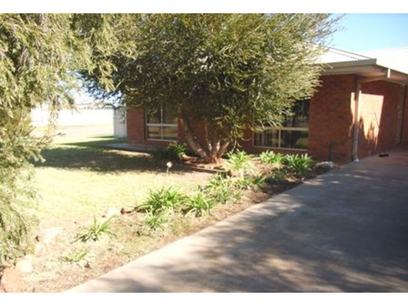 17 Chant Street, Darlington Point NSW 2706