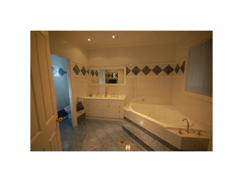 12 Fawcett Drive, Lake Wyangan NSW 2680