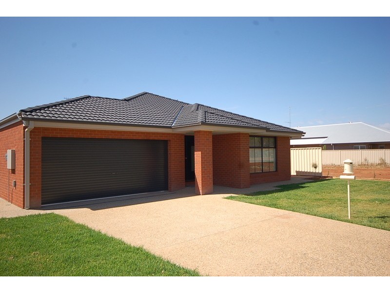 73 Clifton Boulevard, Griffith NSW 2680