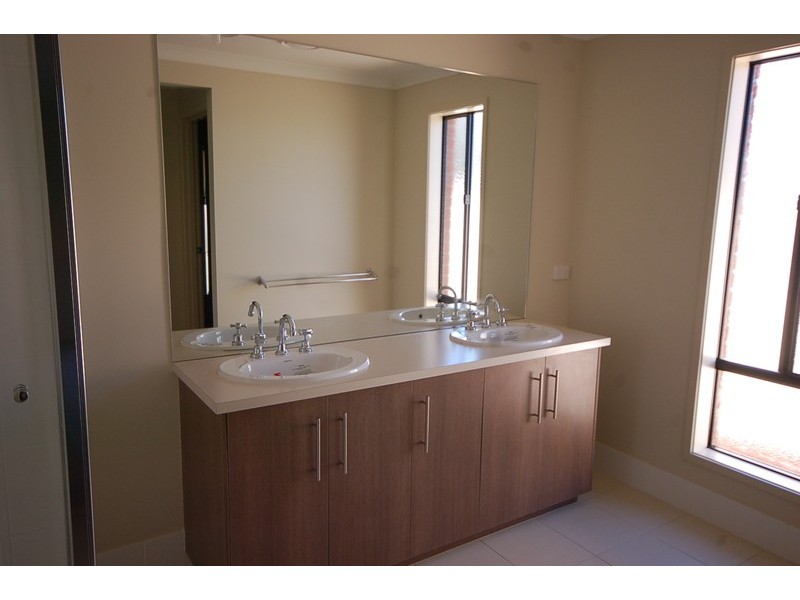 73 Clifton Boulevard, Griffith NSW 2680